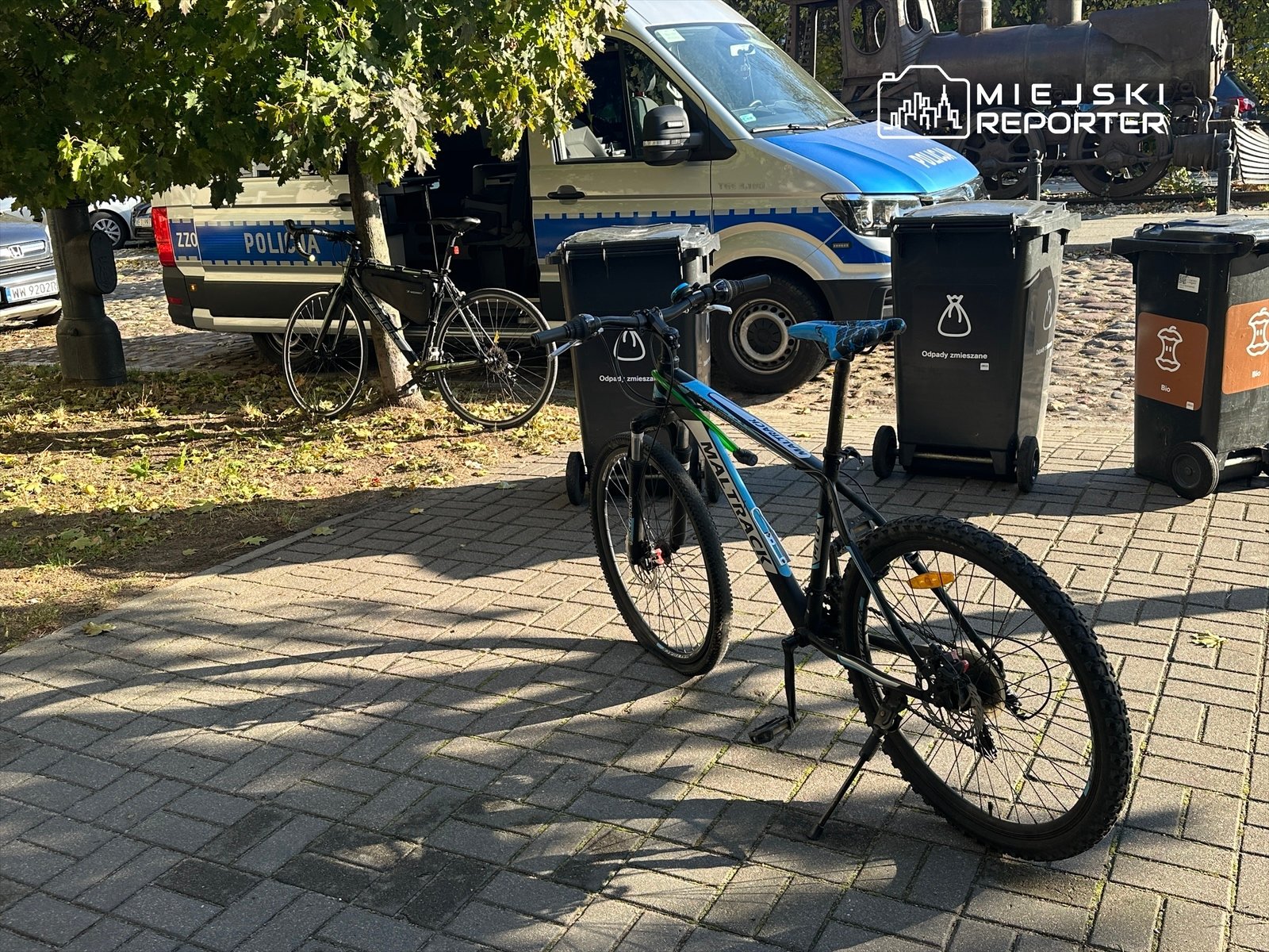 Czołowe zderzenie rowerzystów na Mokotowie. Jedna osoba w szpitalu