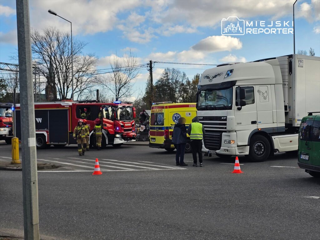 Kobieta wtargnęła pod zestaw ciężarowy. Była uwięziona pod pojazdem. W akcji ratownicy z LPR - Miejski Reporter