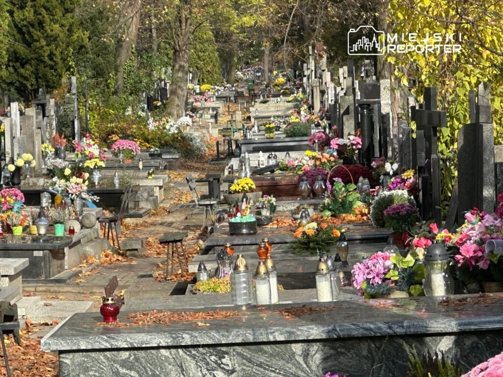 Warszawiacy ruszyli na cmentarze dzień wcześniej przy słonecznej pogodzie - Miejski Reporter