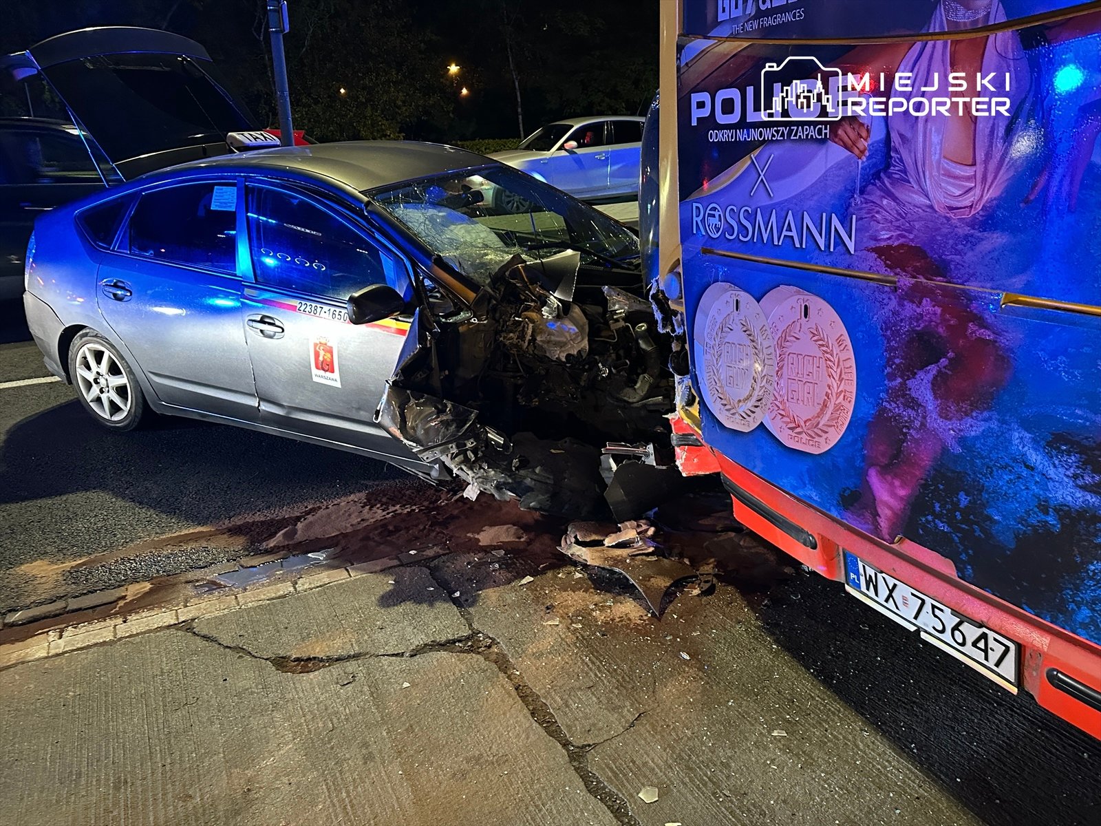 Wypadek na Ursynowie. Przewóz osób wbił się w miejski autobus. 2 osoby w szpitalu