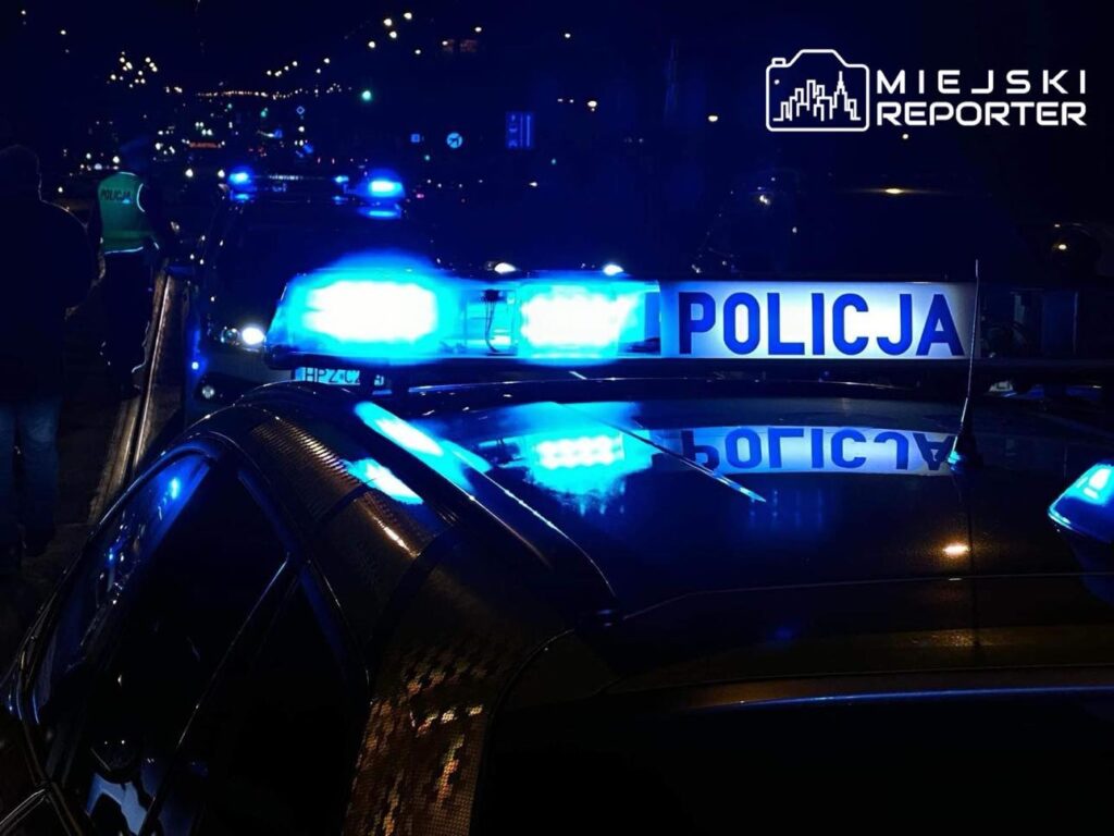 17-latek kierujący Audi wjechał do rowu. W aucie znajdowało się w sumie 4 nietrzeźwych nastolatków. Kierowca miał 1,5 promila alkoholu - Miejski Reporter