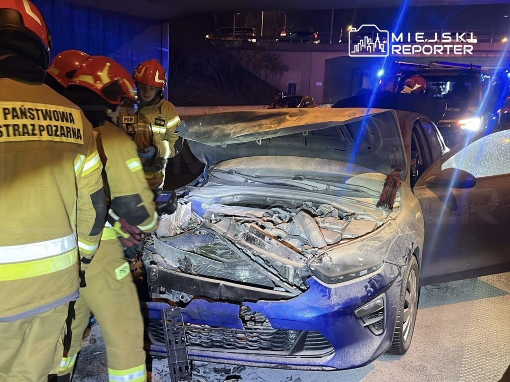 Auto po kolizji na trasie S8 stanęło w ogniu. Z pomocą ruszyli przejeżdżający kierowcy - Miejski Reporter
