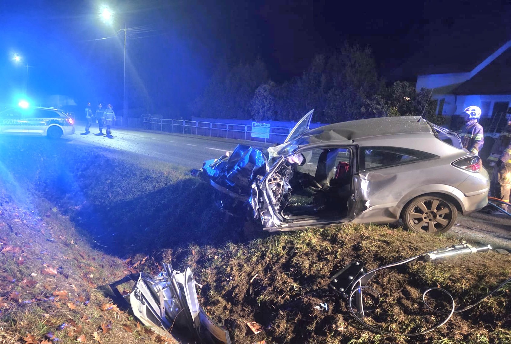 Czołowe zderzenie osobówki z ciężarówką. Zginął 22-latek. Droga zablokowana - Miejski Reporter