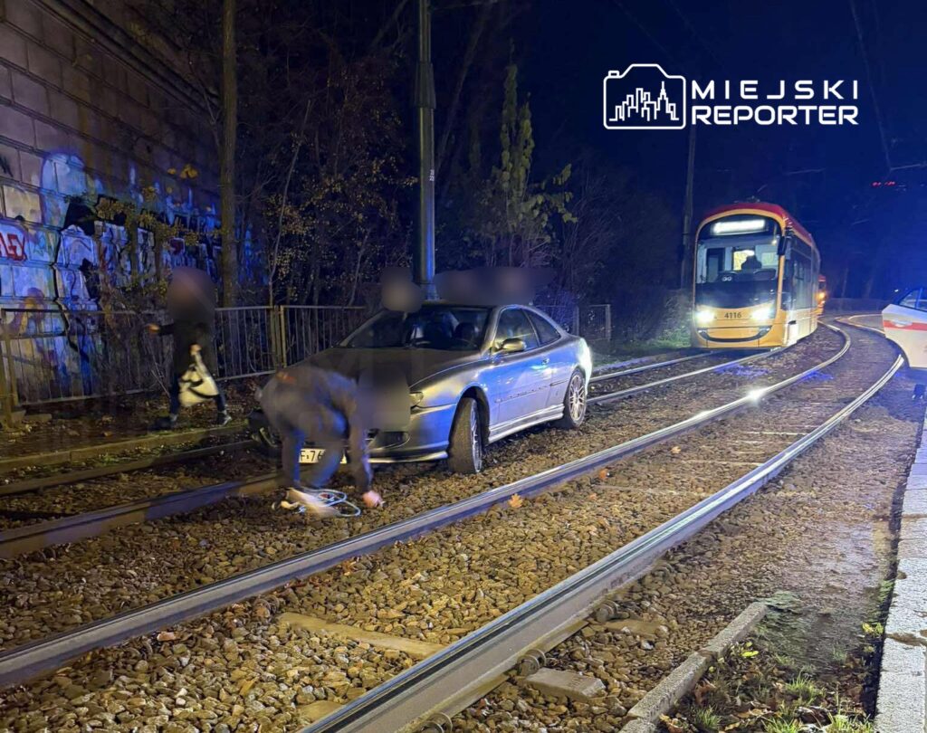 Kierujący Peugeotem wjechał na tory tramwajowe na Marszałkowskiej. Pojazd utknął