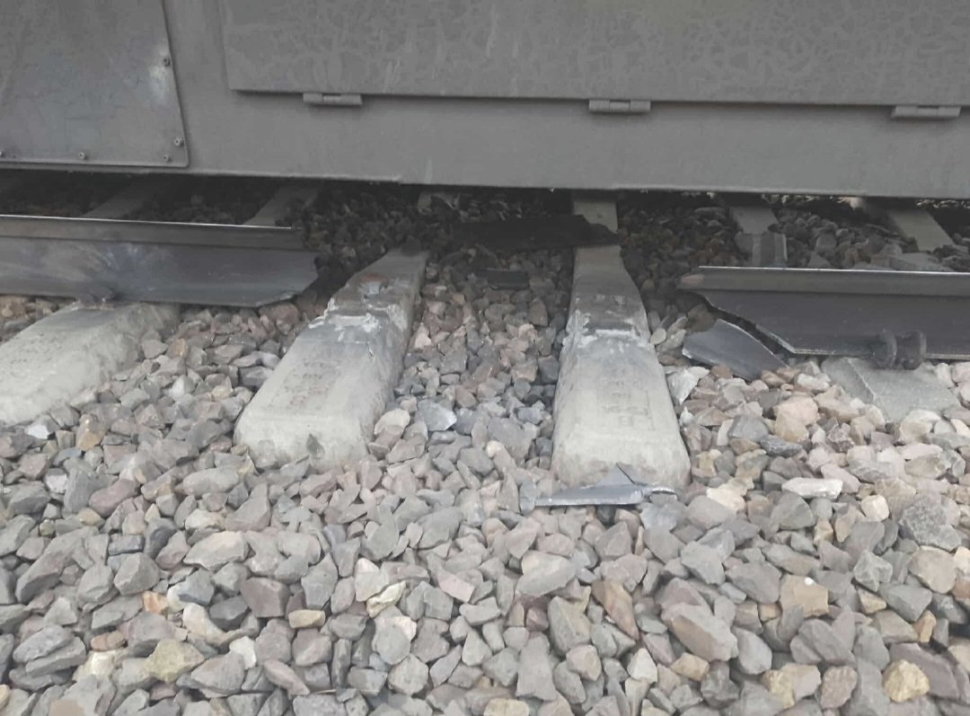 O krok od katastrofy kolejowej na Mazowszu. "Uszkodzenie infrastruktury krytycznej". Na miejscu wiele służb, w tym ABW. Teren odgrodzony - Miejski Reporter