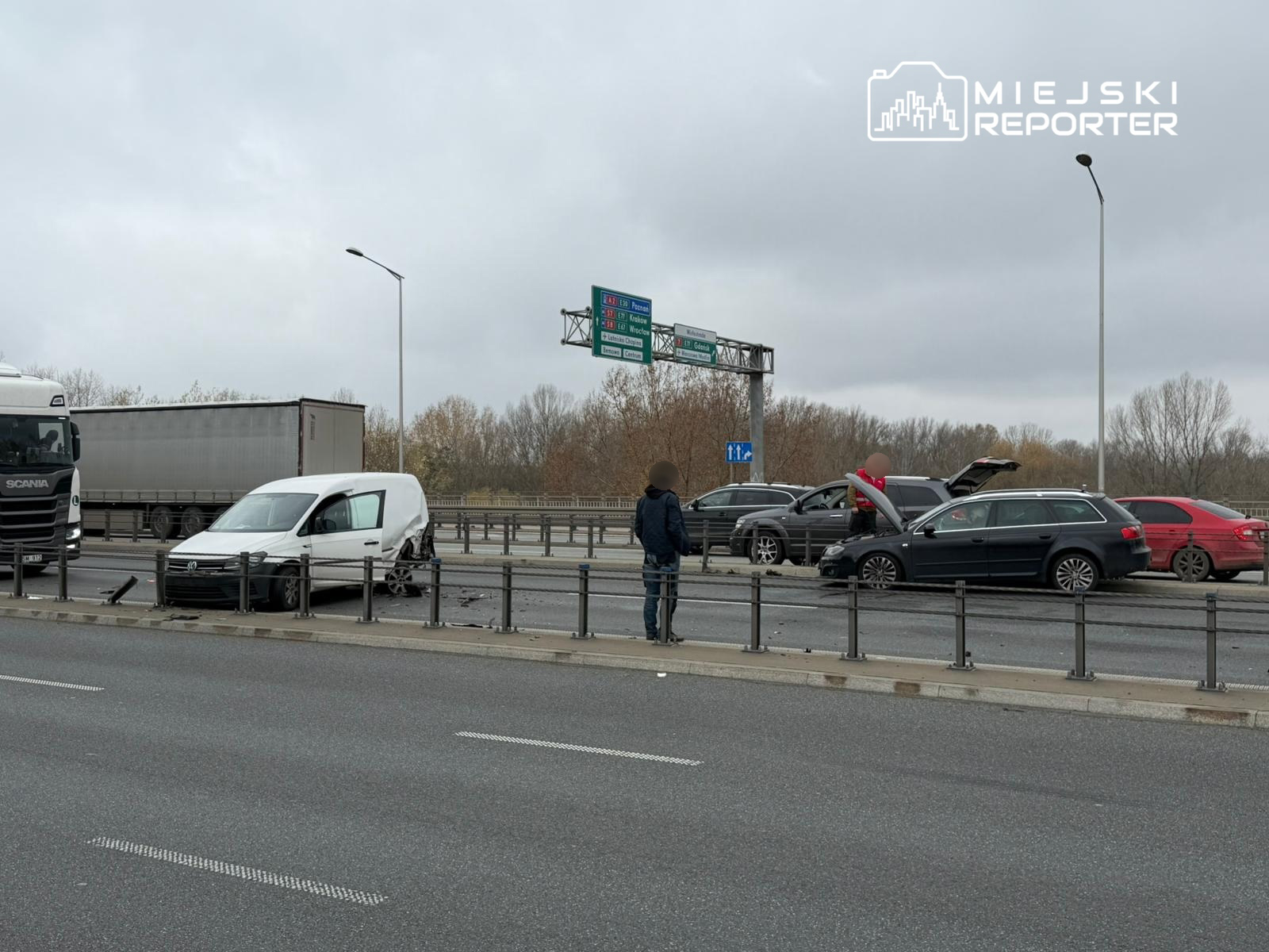 S8 w kierunku Marek zablokowana po zderzeniu dwóch aut na Moście Grota