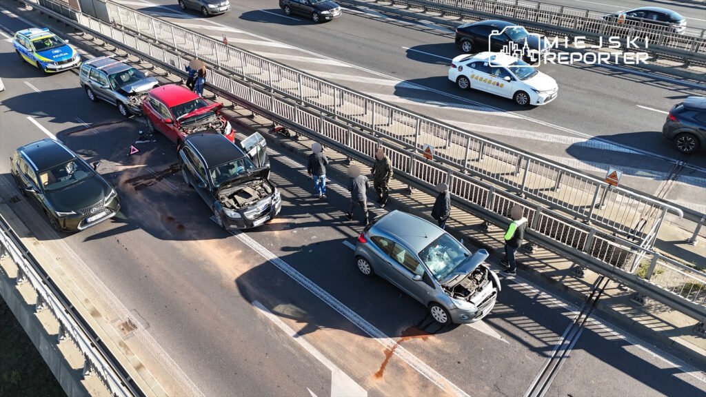 Utrudnienia na Trasie Toruńskiej w kierunku Mostu Grota po kolizji pięciu pojazdów