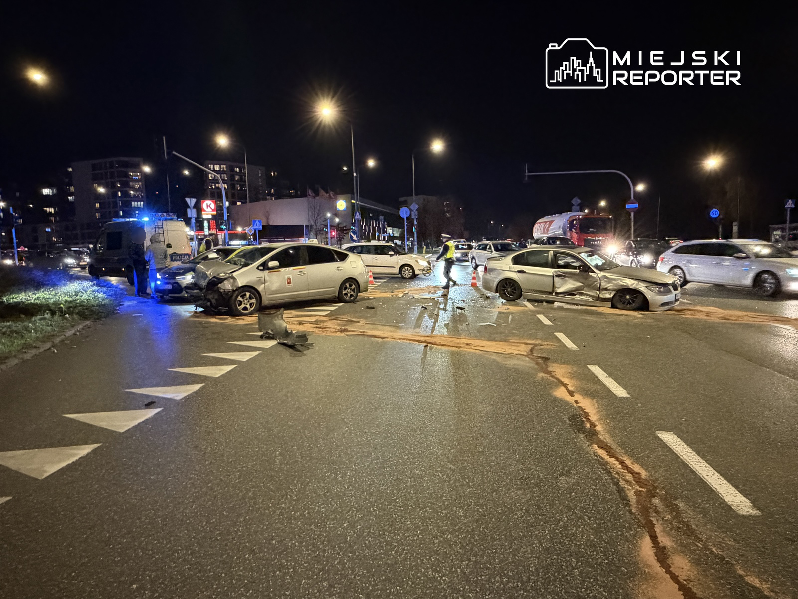 Zderzenie BMW z Toyotą Prius na Ursynowie. Ruch pojazdów zablokowany