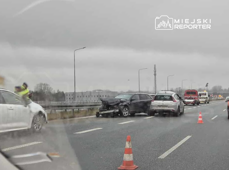 Zderzenie trzech aut na trasie S2. Korek ma ponad 10 kilometrów