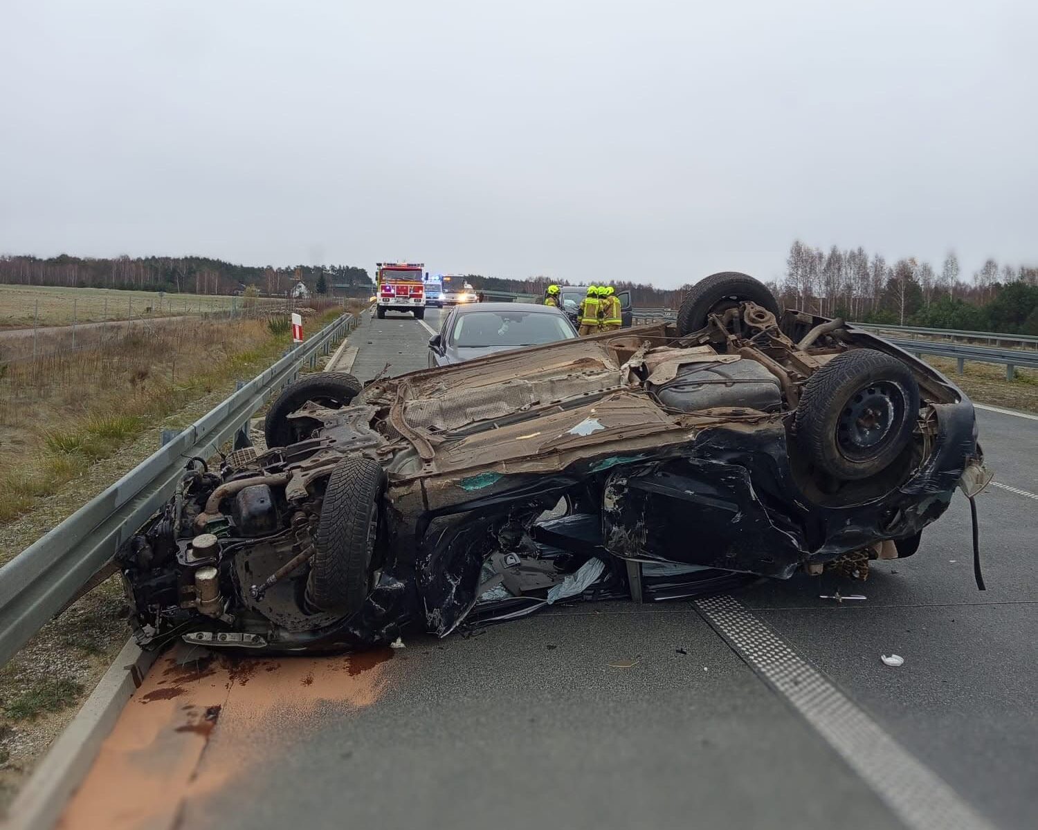 Zderzenie trzech aut na trasie S8. Jeden pojazd dachował. Droga była zablokowana - Miejski Reporter