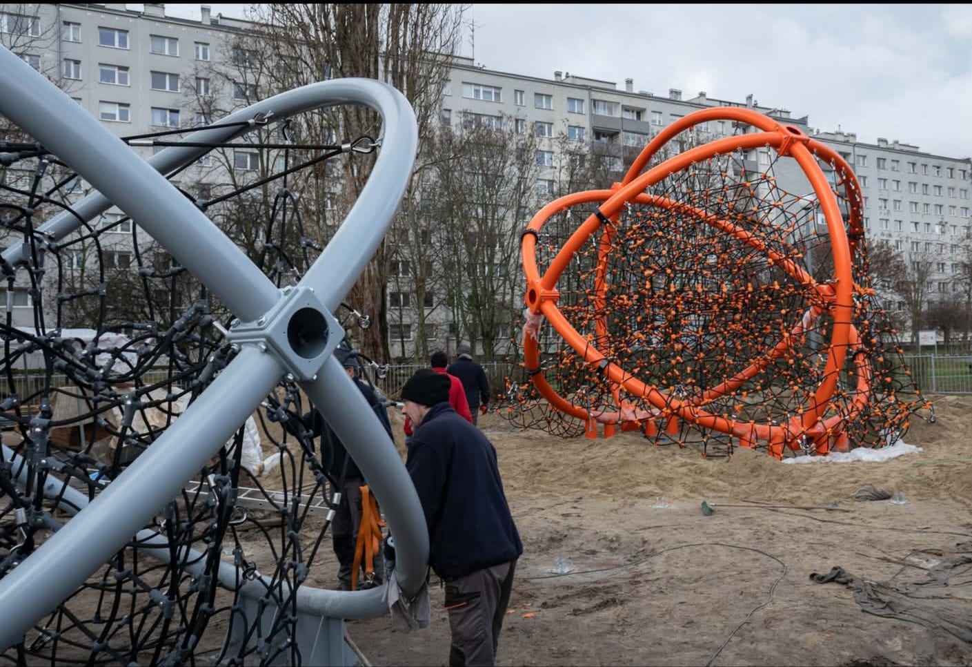Nowe atrakcje dla dzieci w Parku Chomicza – pierwsze urządzenia już stoją - Miejski Reporter