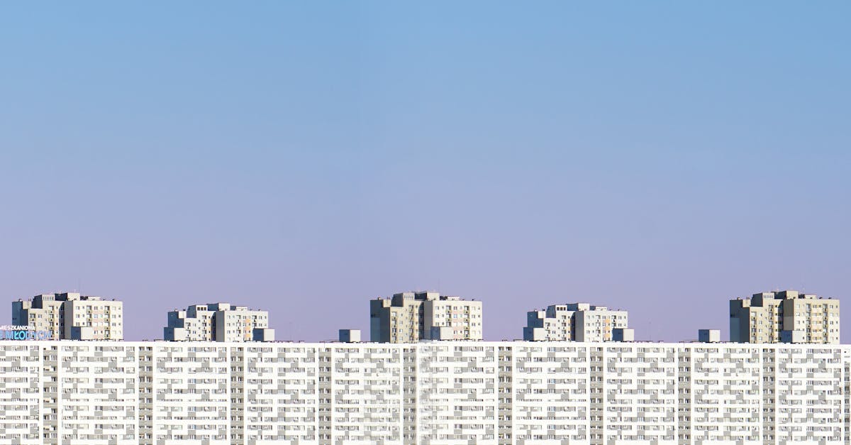 Blok mieszkalny w polskim mieście