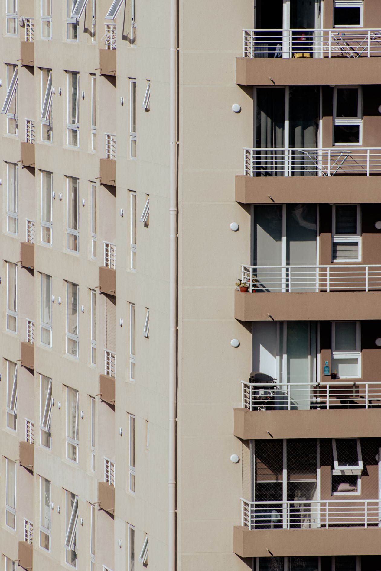 Elewacja nowoczesnego apartamentowca z balkonami, drogie mieszkania w mieście