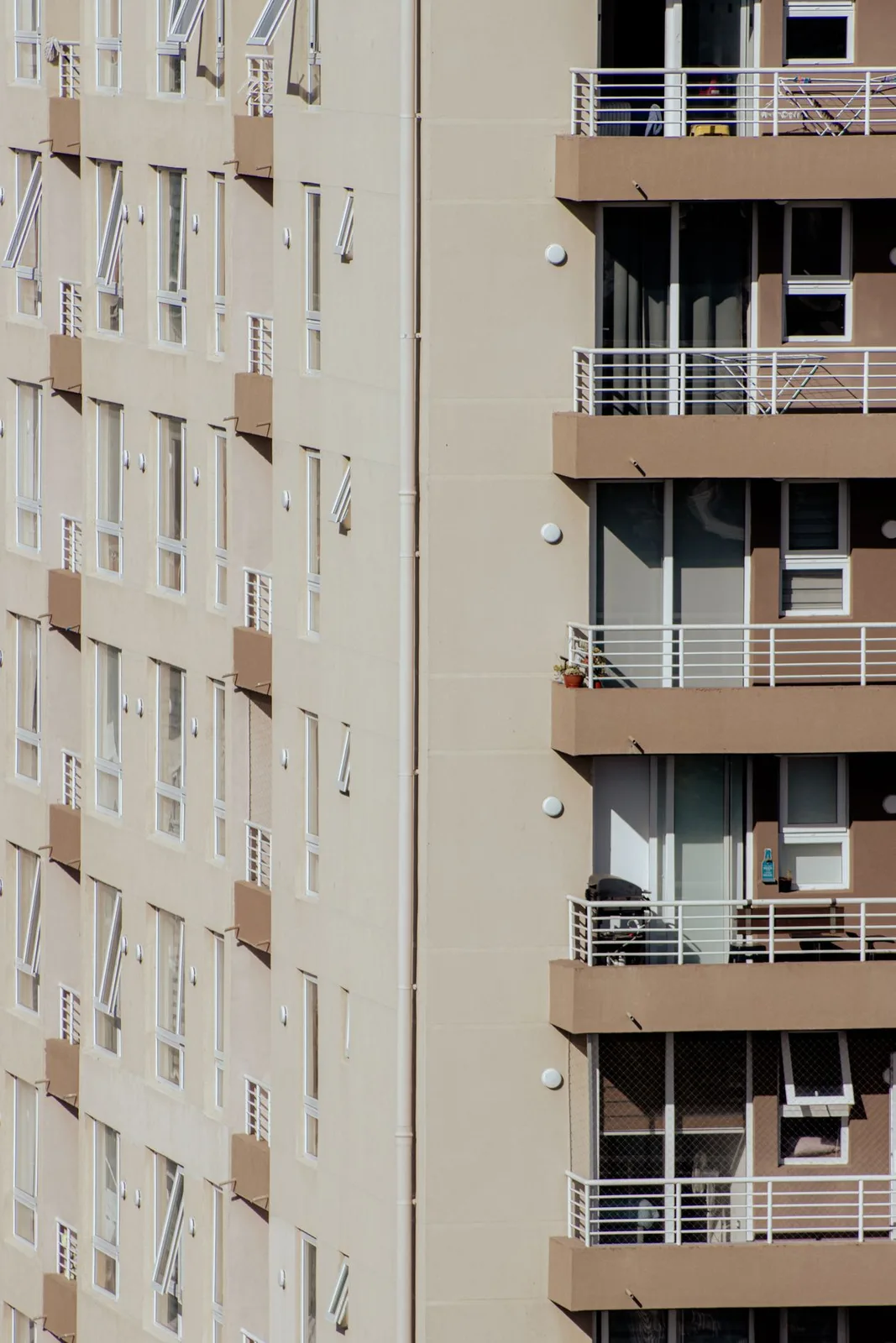 Elewacja nowoczesnego apartamentowca z balkonami, drogie mieszkania w mieście