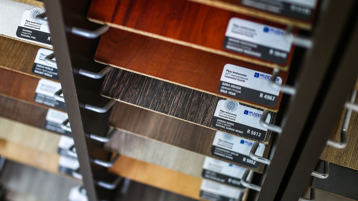 Laminowane płyty meblowe w dekorze drewna – wybór materiału na meble na wymiar