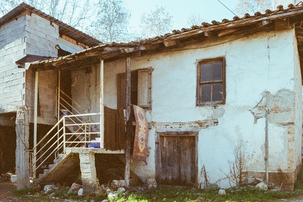 Opuszczony stary dom na wsi – symbol pustostanów w wyludniających się regionach świata