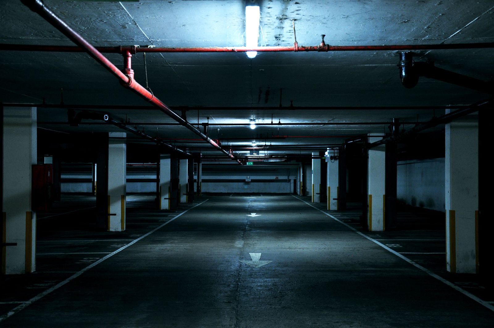 Pusty podziemny parking w bloku mieszkalnym, miejsce doraźnego schronienia