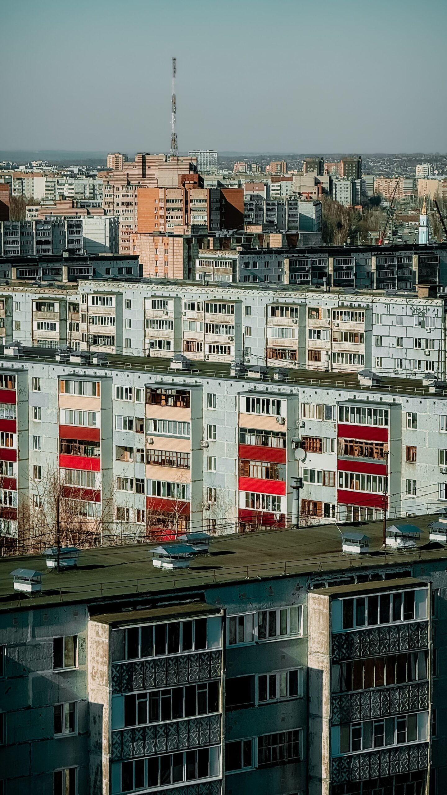 Osiedle starych bloków mieszkalnych z lotu ptaka