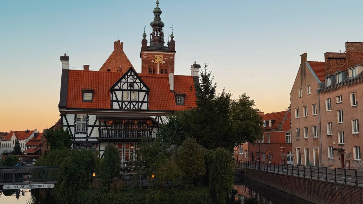 Miasta na literę D – Darłowo, tradycyjna architektura nad wodą o zachodzie słońca