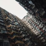 Gęsto zabudowane wieżowce mieszkalne w Hongkongu, jednym z najdroższych rynków nieruchomości na świecie