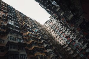 Gęsto zabudowane wieżowce mieszkalne w Hongkongu, jednym z najdroższych rynków nieruchomości na świecie