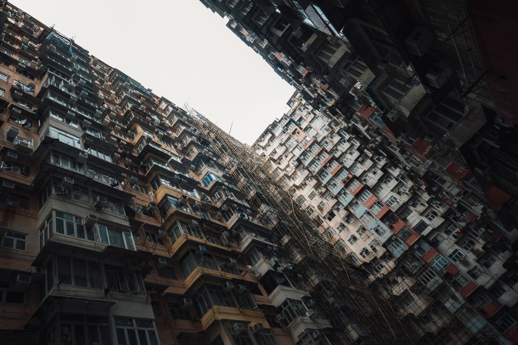 Gęsto zabudowane wieżowce mieszkalne w Hongkongu, jednym z najdroższych rynków nieruchomości na świecie