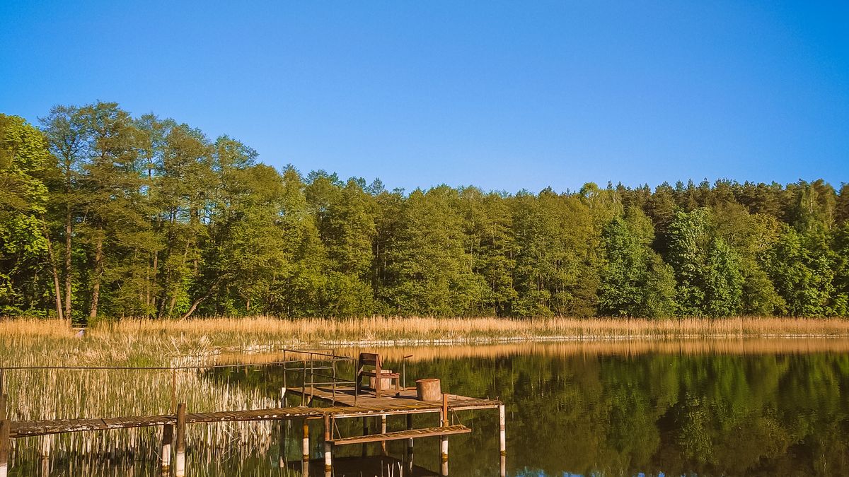 Miasta na literę I – jezioro z drewnianym pomostem, okolice Iławy