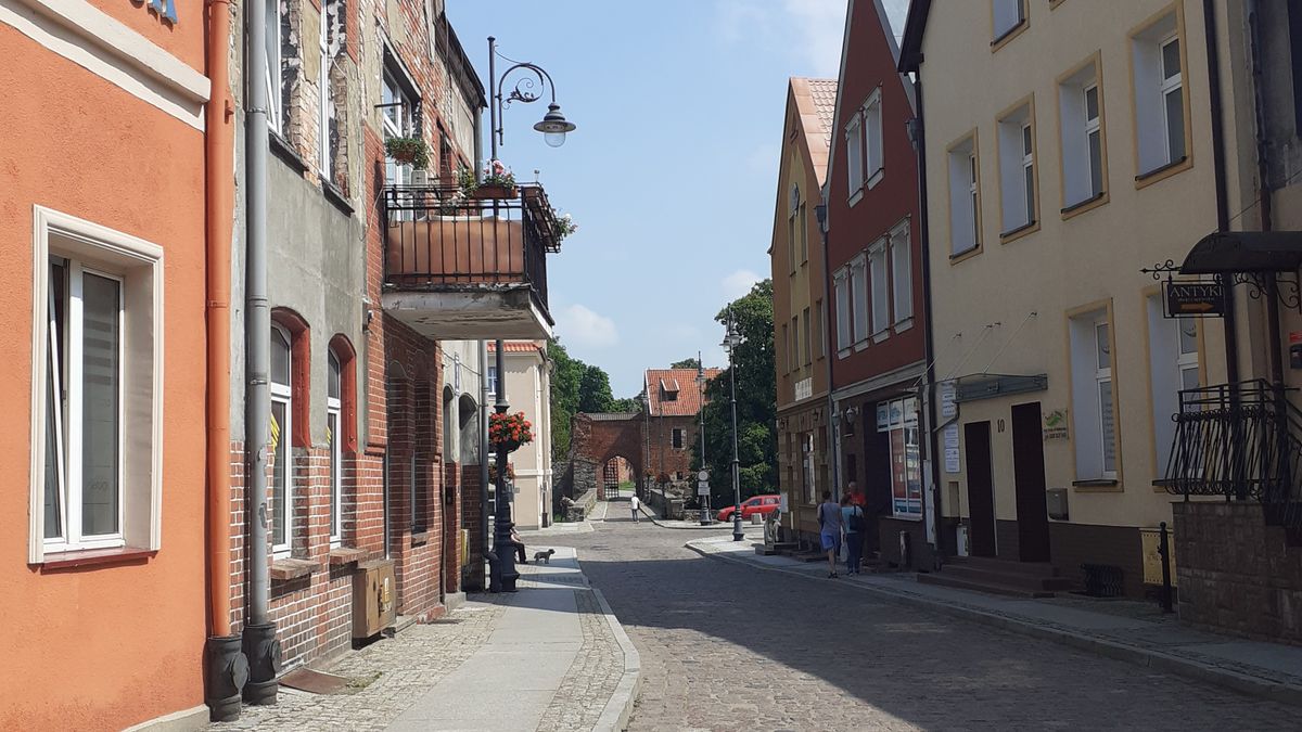 Najmniejsze miasto w Polsce – brukowana uliczka historycznego miasteczka