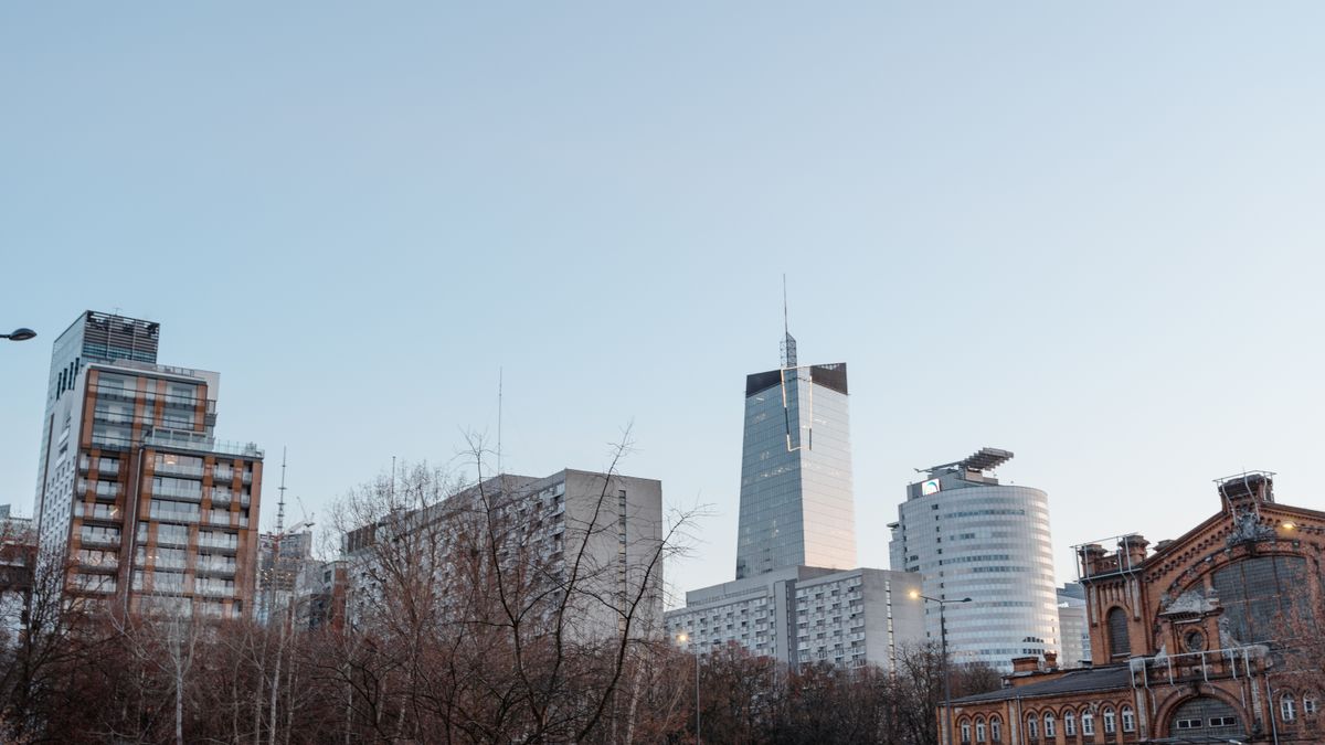 Miasto na W – panorama Warszawy z wieżowcami