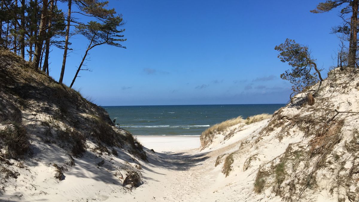 Ceny mieszkań Koszalin – bałtycka plaża niedaleko miasta