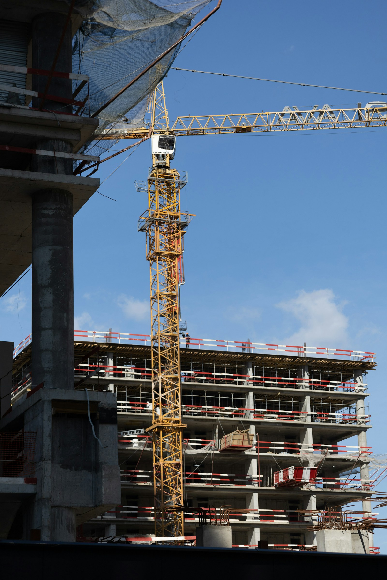 Plac budowy osiedla mieszkaniowego z żurawiem, symbol pozwoleń na budowę i rozpoczętych inwestycji w 2026 roku