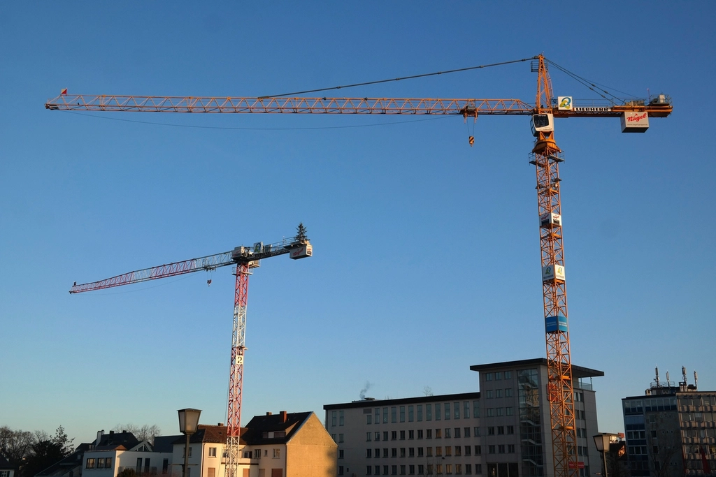 Żuraw budowlany na placu budowy, ilustracja do artykułu o koniunkturze w polskim budownictwie w sierpniu 2026 roku