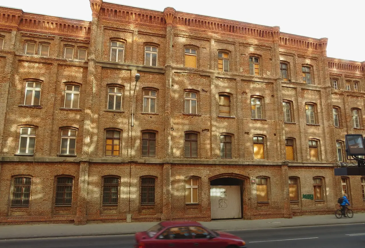 Ceglana famuła Poznańskiego przy ulicy Ogrodowej 24 w Łodzi, zabytkowy dom robotniczy po rewitalizacji