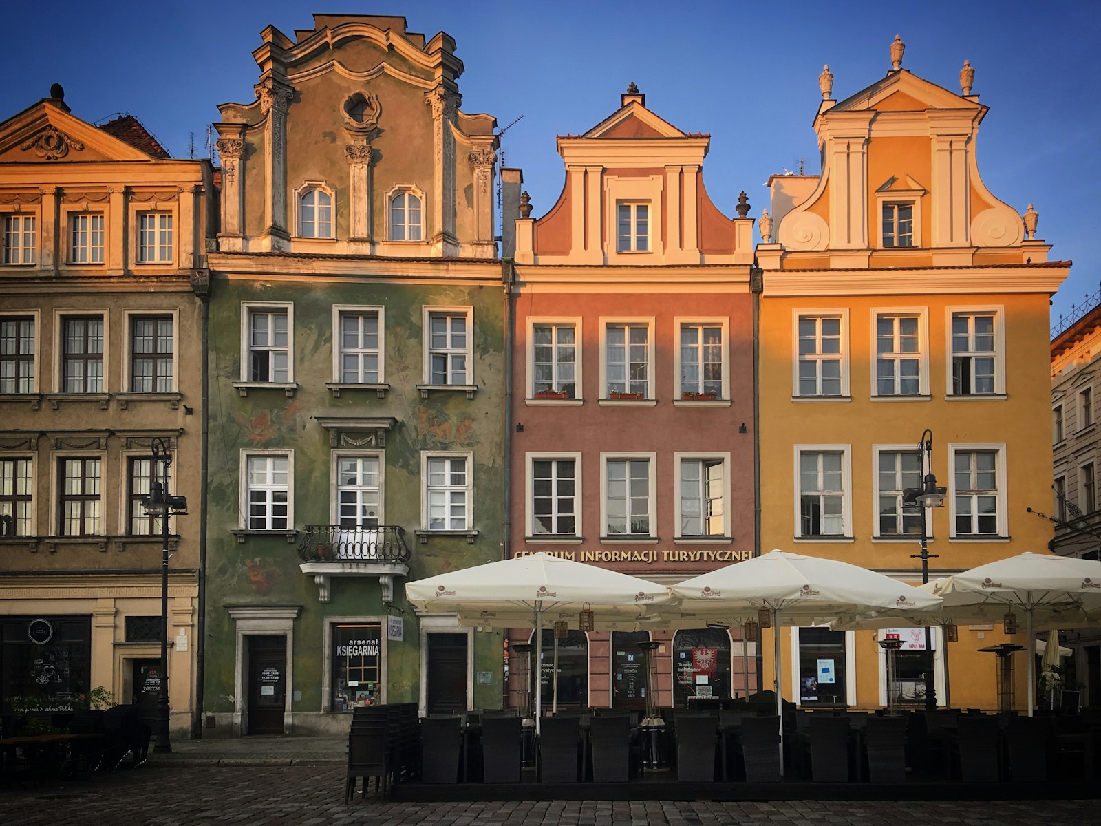 Elegancka zabytkowa pierzeja kamienic z kawiarniami, klimat ulicy Nowy Świat w Warszawie