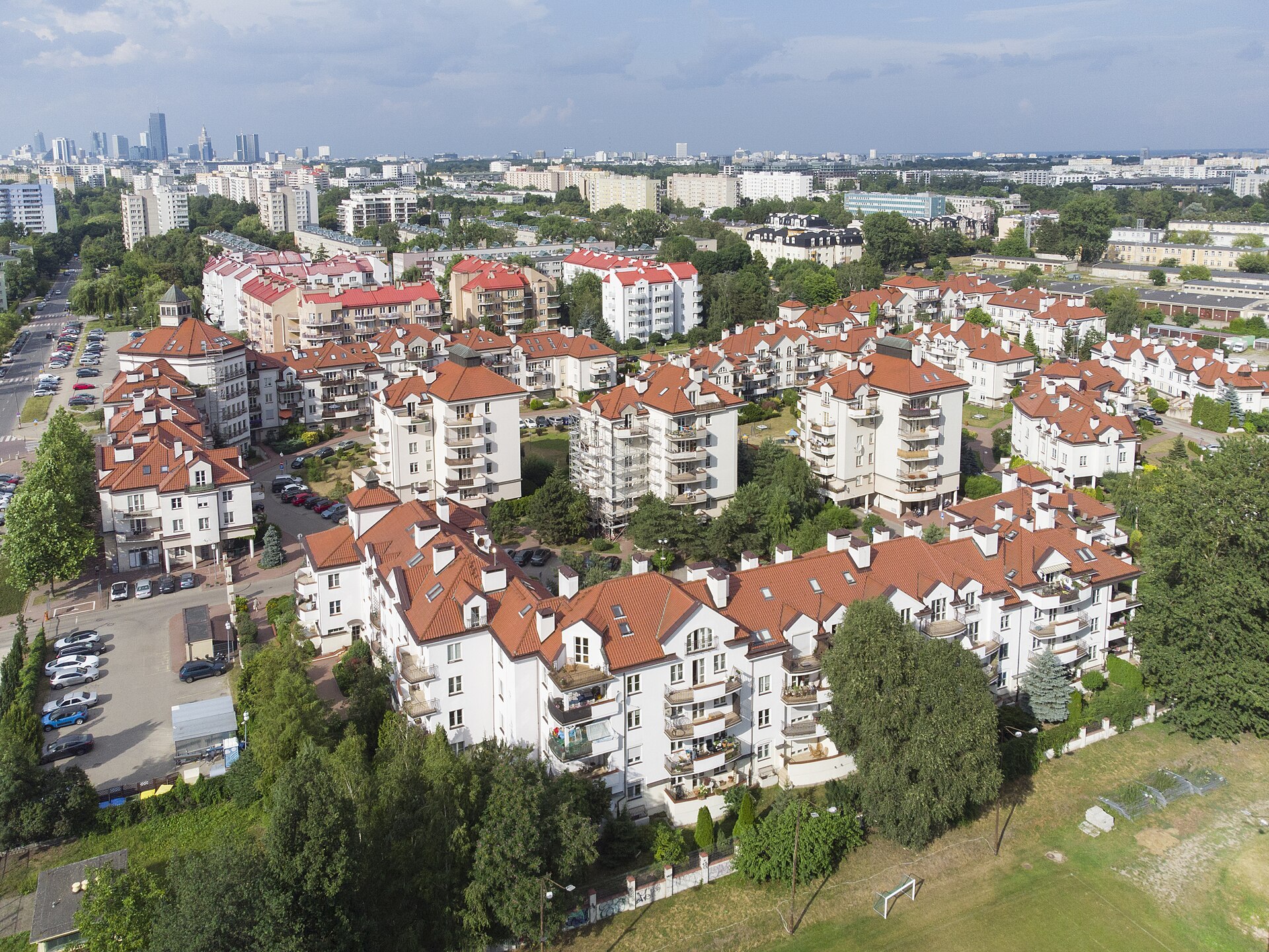 Nowe osiedle mieszkaniowe w Warszawie z lotu ptaka, symbol oferty deweloperskiej dostępnej dla kupujących na kredyt