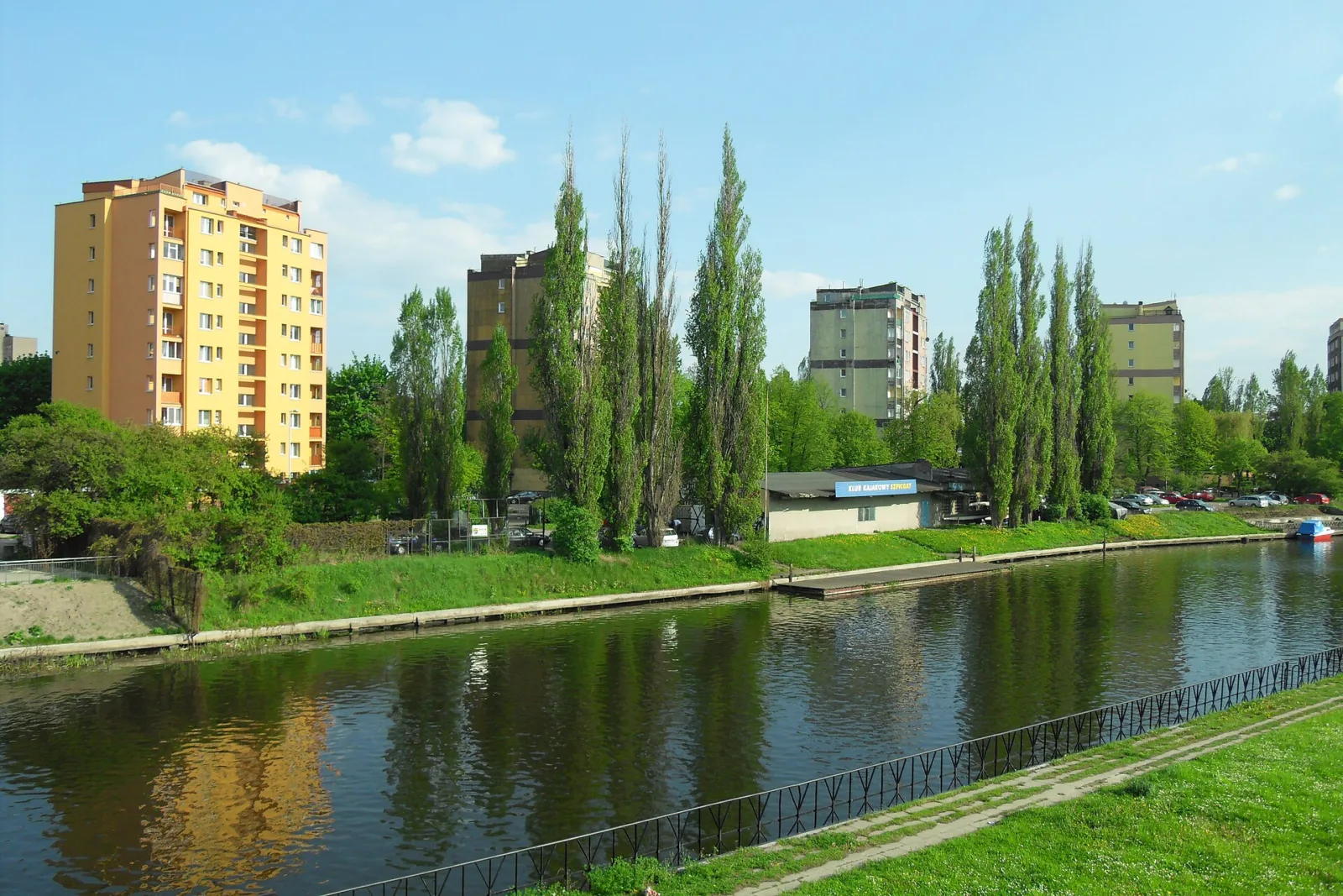 Kamienice przy Kamiennej Grobli na Dolnym Mieście w Gdańsku nad Nową Motławą