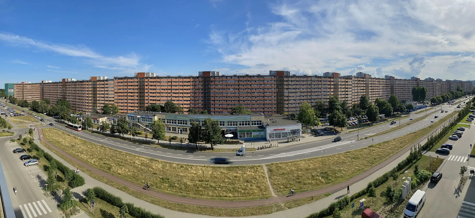 Falowiec przy ulicy Obrońców Wybrzeża na gdańskim Przymorzu, w sąsiedztwie planowanego akademika