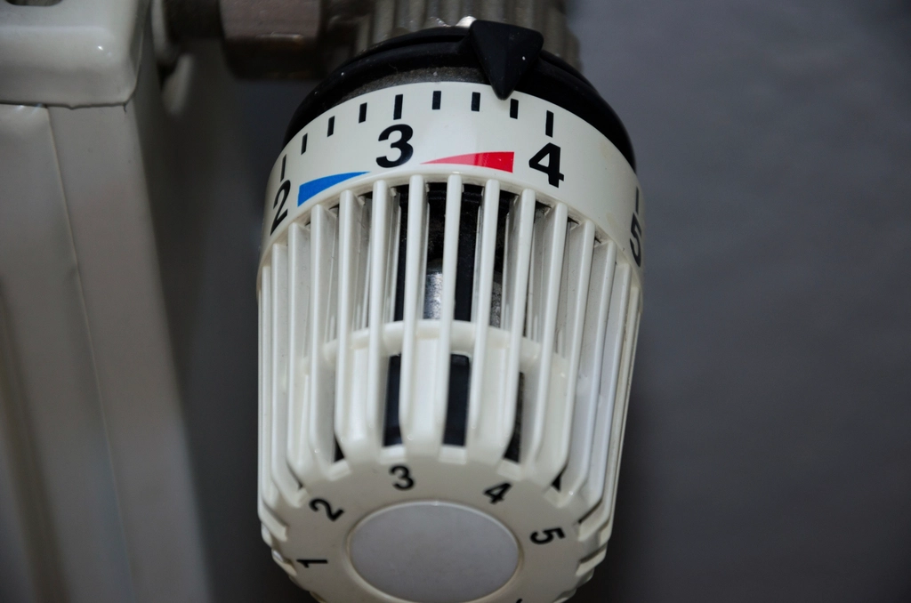 Grzejnik z głowicą termostatyczną w mieszkaniu: minimalna opłata za ogrzewanie wynosi 15 procent kosztów zmiennych