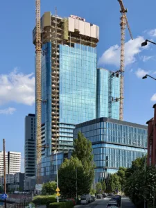 Wieżowiec Quorum Tower przy ulicy Sikorskiego we Wrocławiu w trakcie budowy