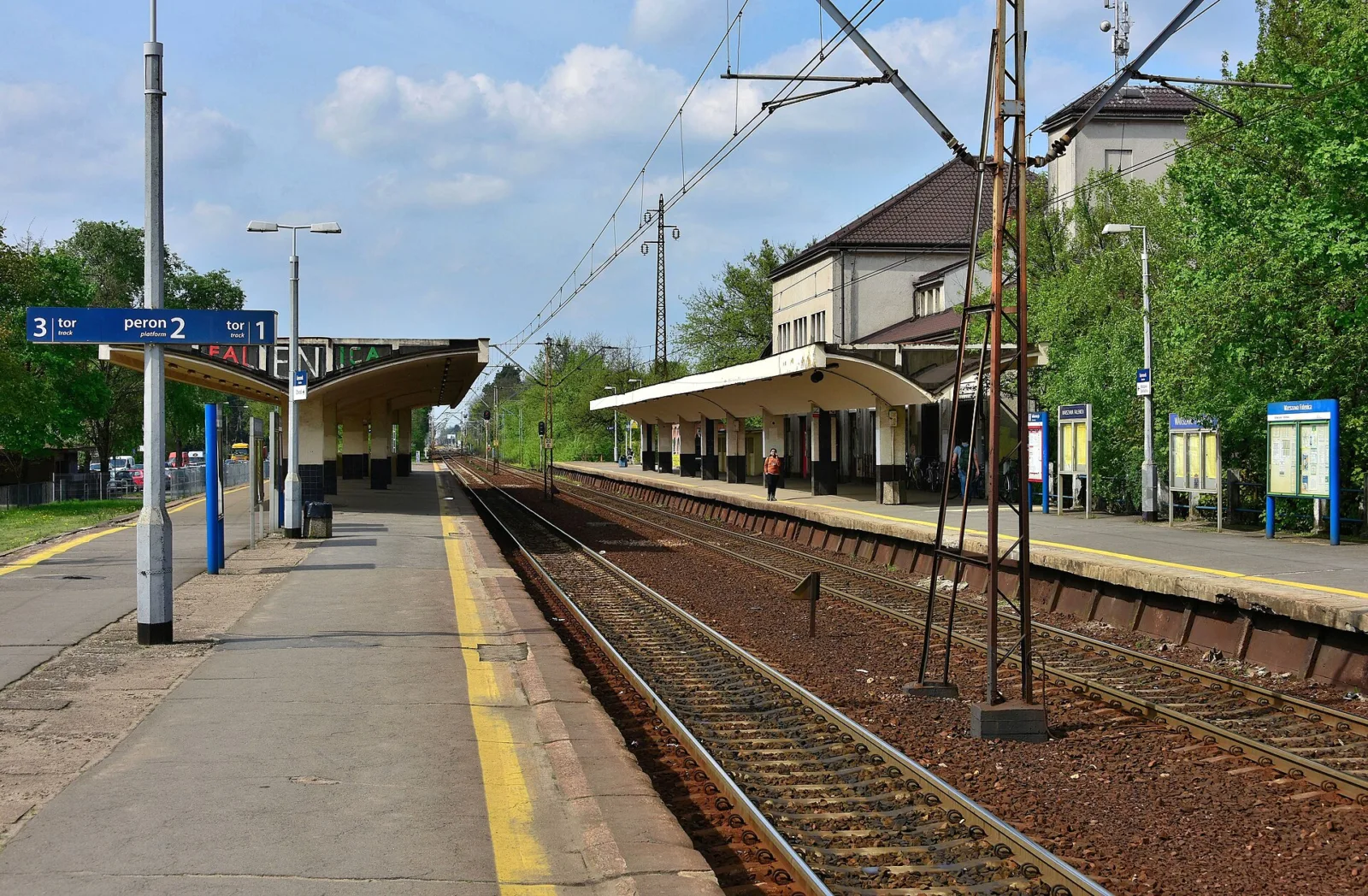 Stacja kolejowa Warszawa Falenica w dzielnicy Wawer, ilustracja do tekstu o cenach mieszkań w Wawrze