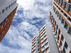 Elewacja biurowca w centrum miasta, ilustracja do tekstu o zamianie warszawskich biurowców na apartamenty