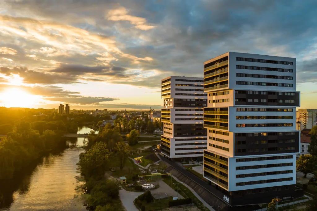 Wieże Aura Towers nad Brdą w Bydgoszczy o zachodzie słońca