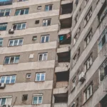 Wysoki blok mieszkalny z wielkiej płyty z balkonami