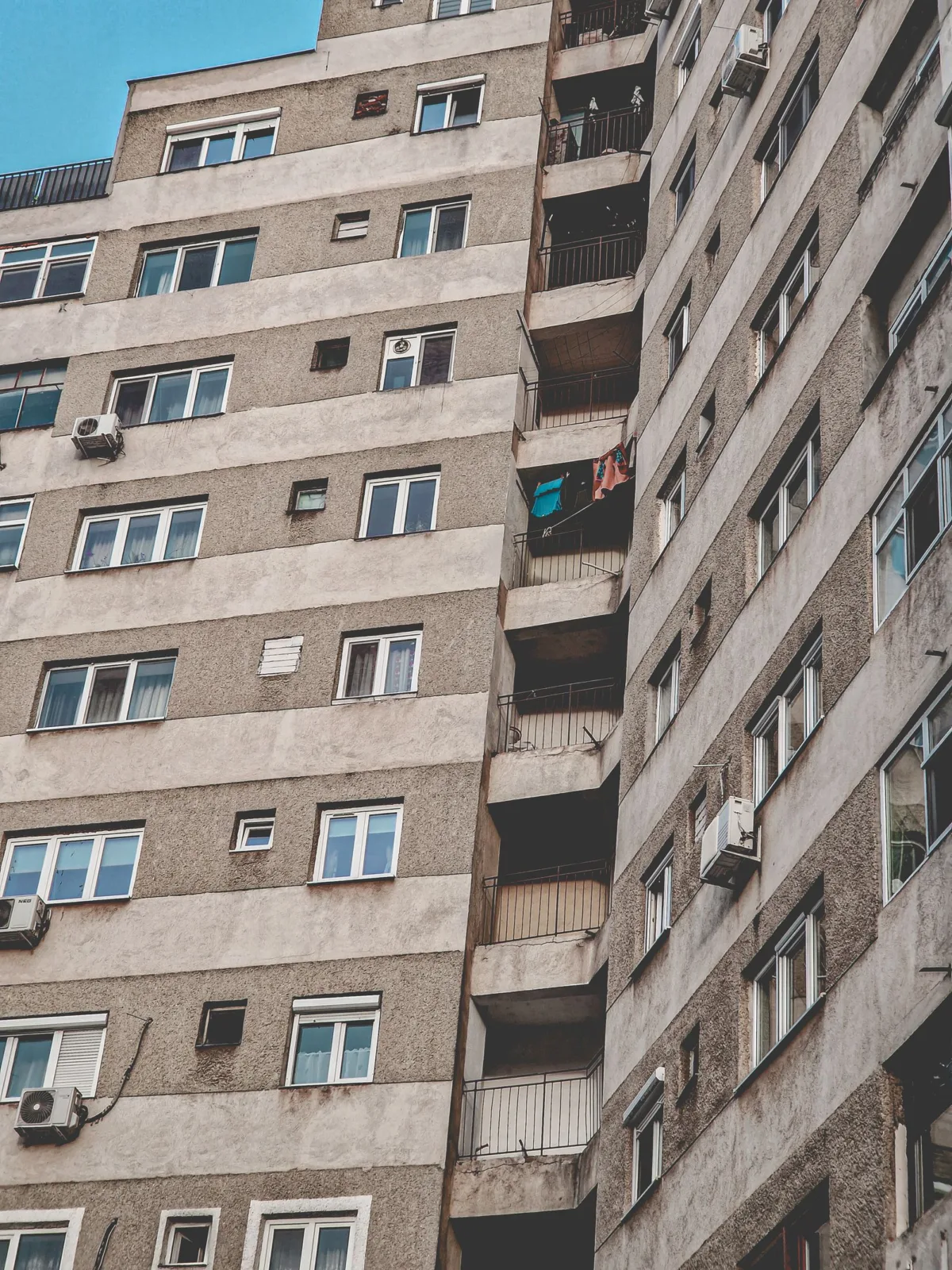 Wysoki blok mieszkalny z wielkiej płyty z balkonami