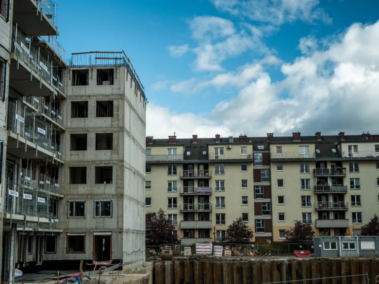 Wrzesień przyhamował na budowach. Deweloperzy oddali o 8 procent mniej mieszkań niż przed rokiem