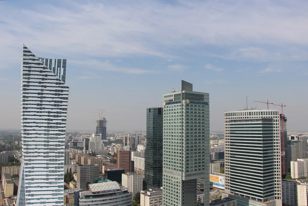 Metr na 40. piętrze za 90 tys. zł. Ile naprawdę kosztuje mieszkanie w wieżowcu