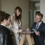 Para podpisuje dokumenty zakupu mieszkania z doradcą