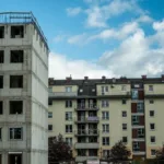 Plac budowy osiedla obok nowych bloków mieszkalnych