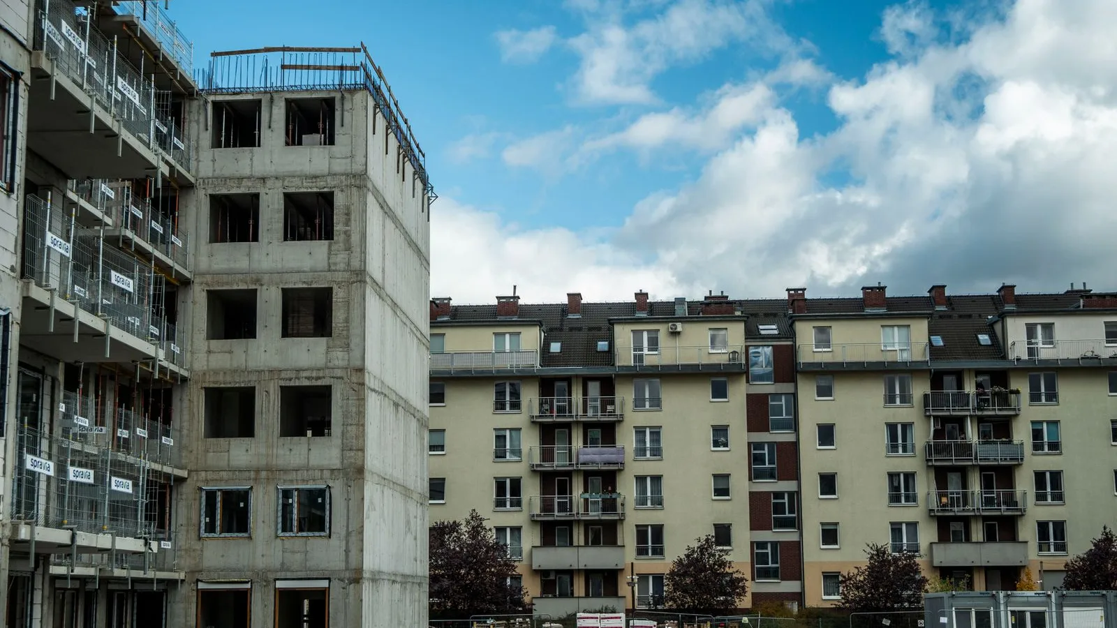 Plac budowy osiedla obok nowych bloków mieszkalnych