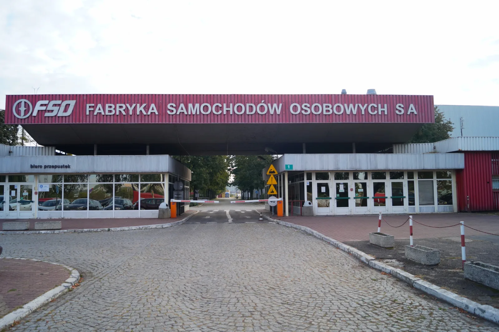 Brama główna dawnych zakładów FSO na Żeraniu w Warszawie, gdzie powstaje FSO Park